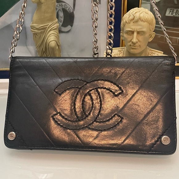 CHANEL Handbags - Authentic CHANEL Black Lambskin Chevron wallet 🖤❤️🖤